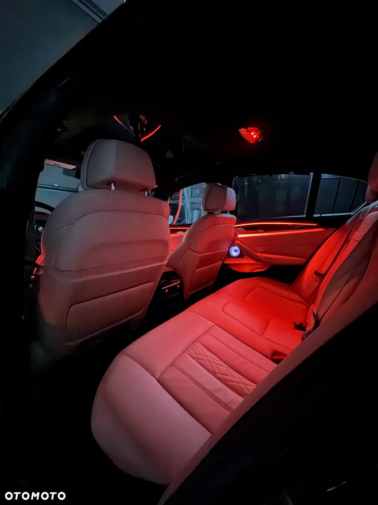 BMW Seria 5 M550i xDrive - 29