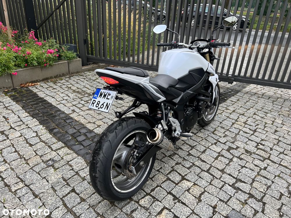 Suzuki GSR - 16