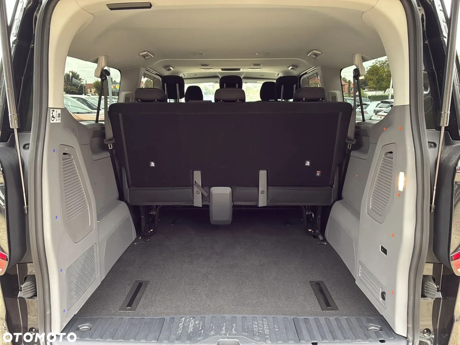 Volkswagen Caravelle - 11