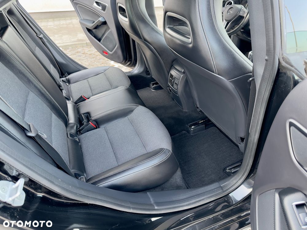 Mercedes-Benz CLA 180 Urban - 16
