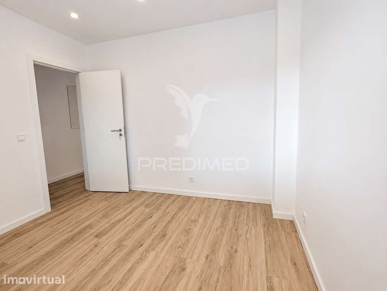Apartamento T1+1 com Logradouro em Sacavém - Grande imagem: 3/8