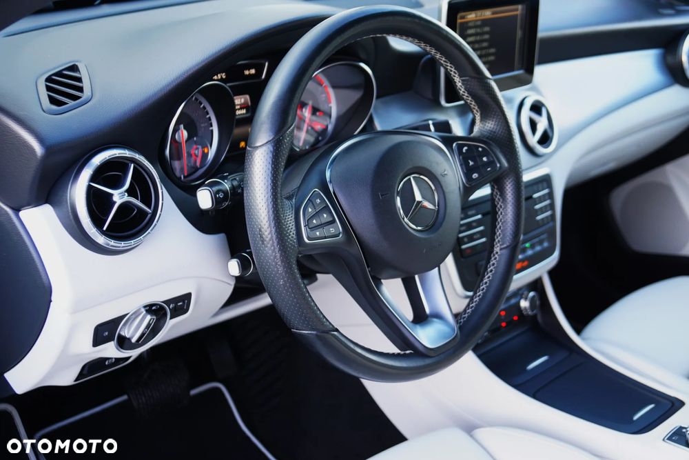 Mercedes-Benz CLA 180 7G-DCT UrbanStyle Edition - 27