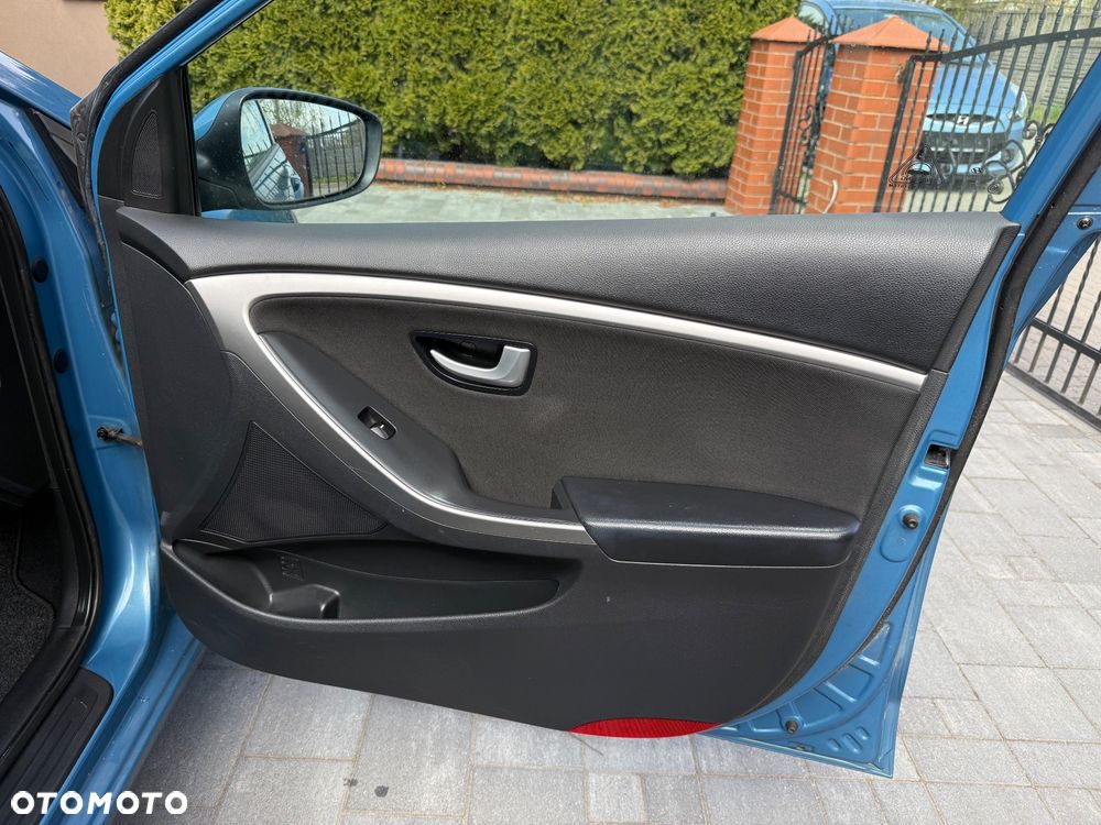 Hyundai i30 blue Kombi 1.6 CRDi YES Gold - 32