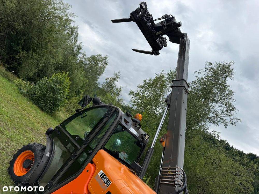 Ausa T204 H. JAPOŃSKA Ładowarka Teleskopowa 4,2 metra Wysuw. Udźwig 2,2 tony. Rozsuwanie wideł HYDRAULICZNE.  Maszyna Jak Nowa z Salonu. Pochodzi z Gospodarstwa Norweskiego! 2017rok. przebieg tylko 3800mtg. Silnik Kubota 4cylindry!  ZERO ZUŻYCIA ORYGINAŁ.  Ani Deka luzów i wycieków. Aktualna DEKRA BMWT. Bardzo mały i zgrabny sprzęt o potężnej wydajnośći. Opony Nowe! Szybka wolna jazda. 3 tryby skrętu! Pełne sterowanie z dżojstika! Wersja Norweska! Kilka dodatkowych wyjść Hydraulicznych! Jazda Hydrostatic Wielka Okazja - 3