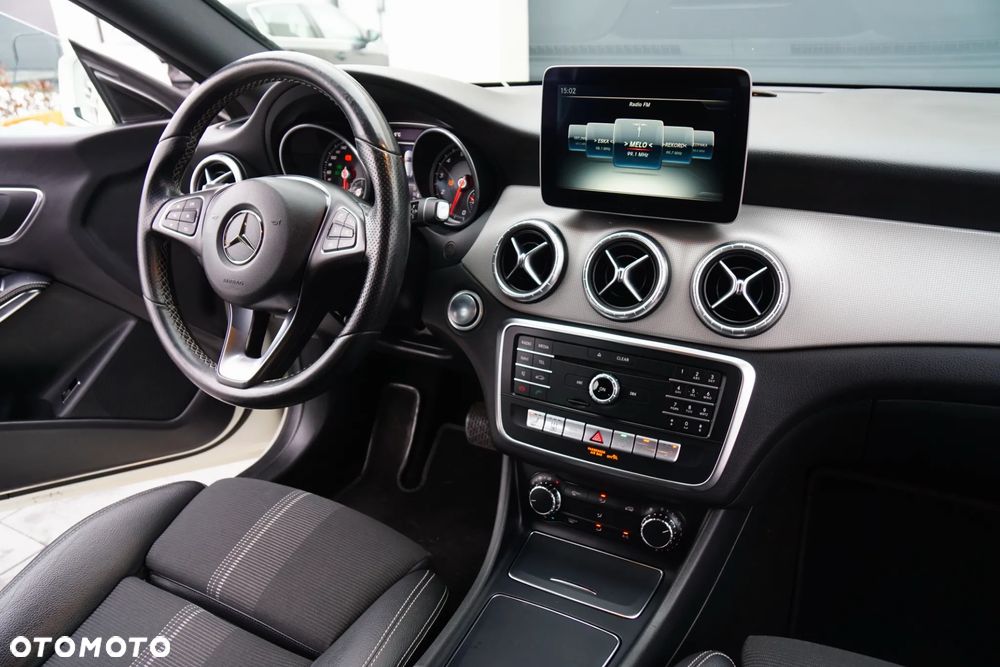Mercedes-Benz CLA 180 7G-DCT UrbanStyle Edition - 35