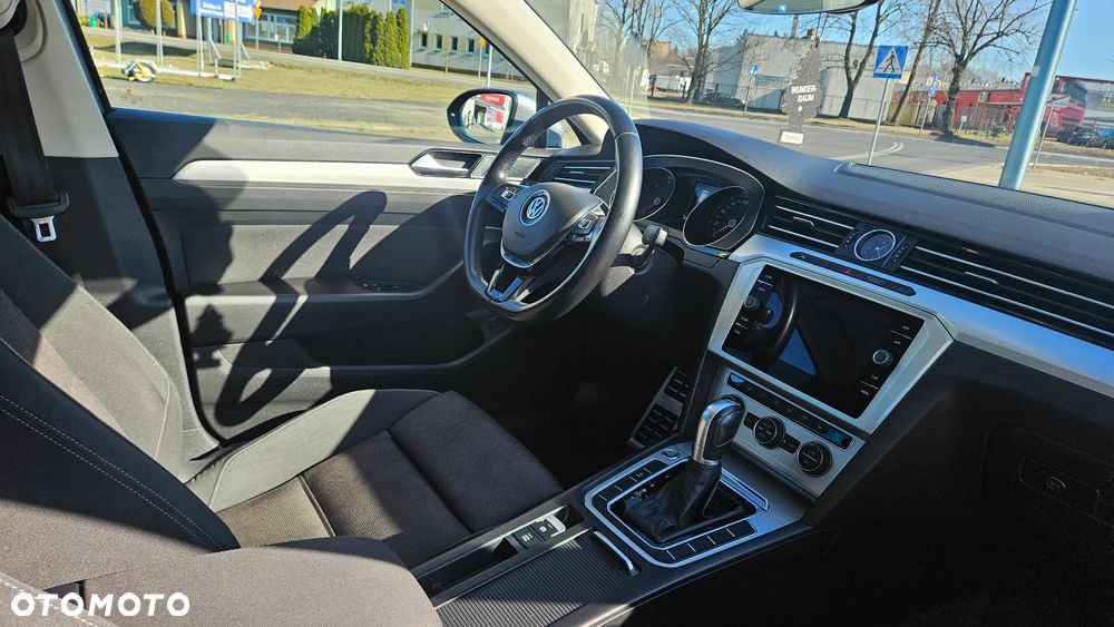 Volkswagen Passat - 12