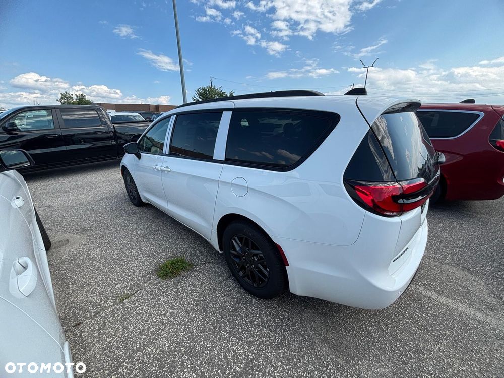 Chrysler Pacifica - 15
