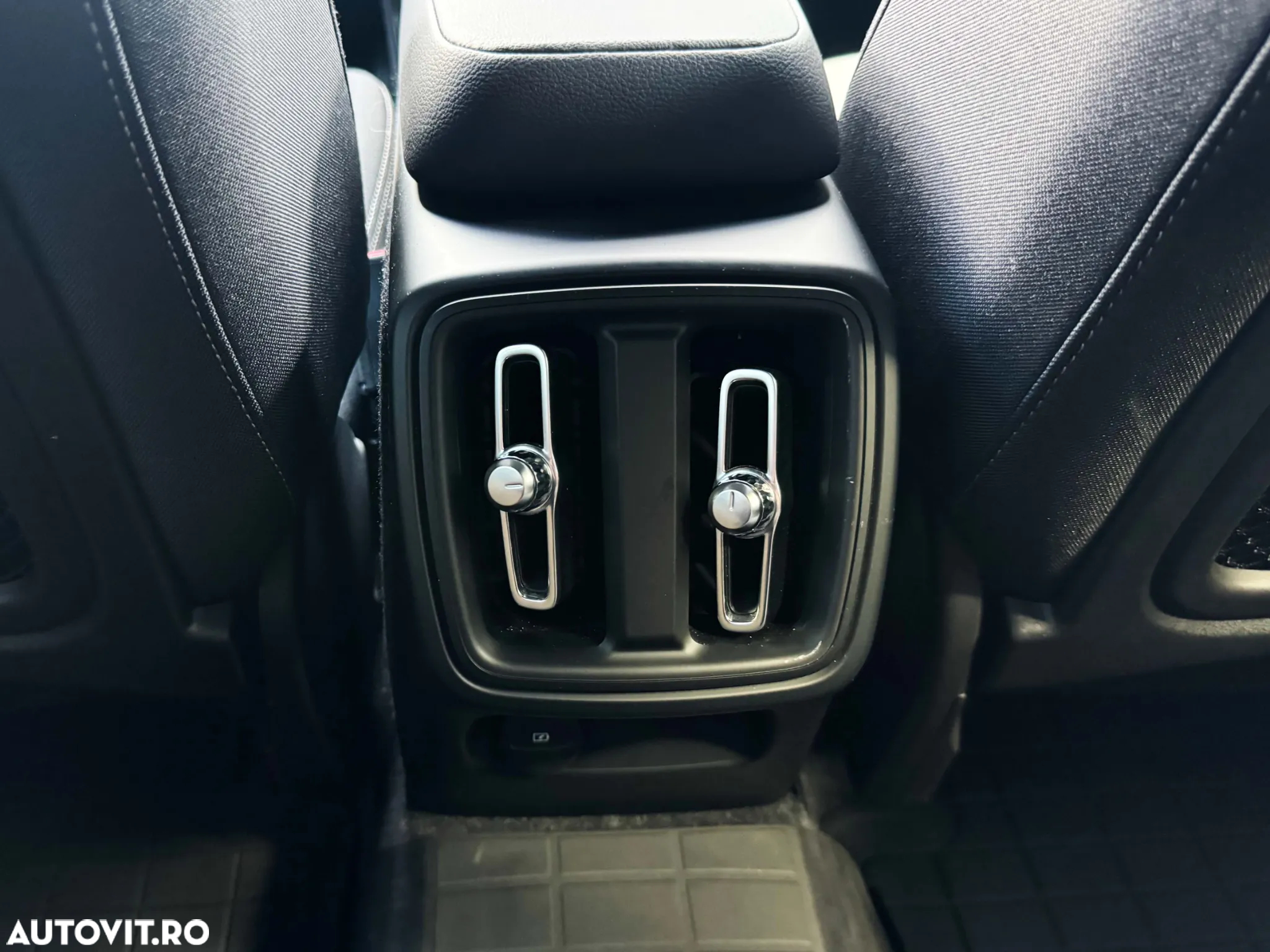 Volvo XC 40 B4 AT8 AWD Mild Hybrid Momentum Pro - 15