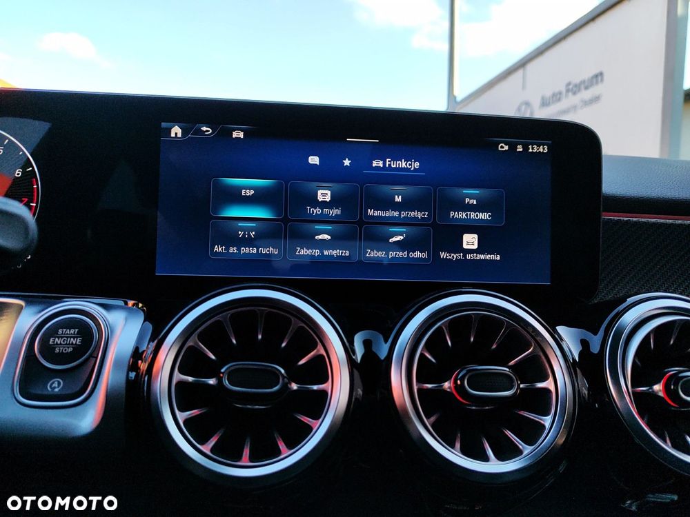 Mercedes-Benz GLB 200 AMG Line 7G-DCT - 24