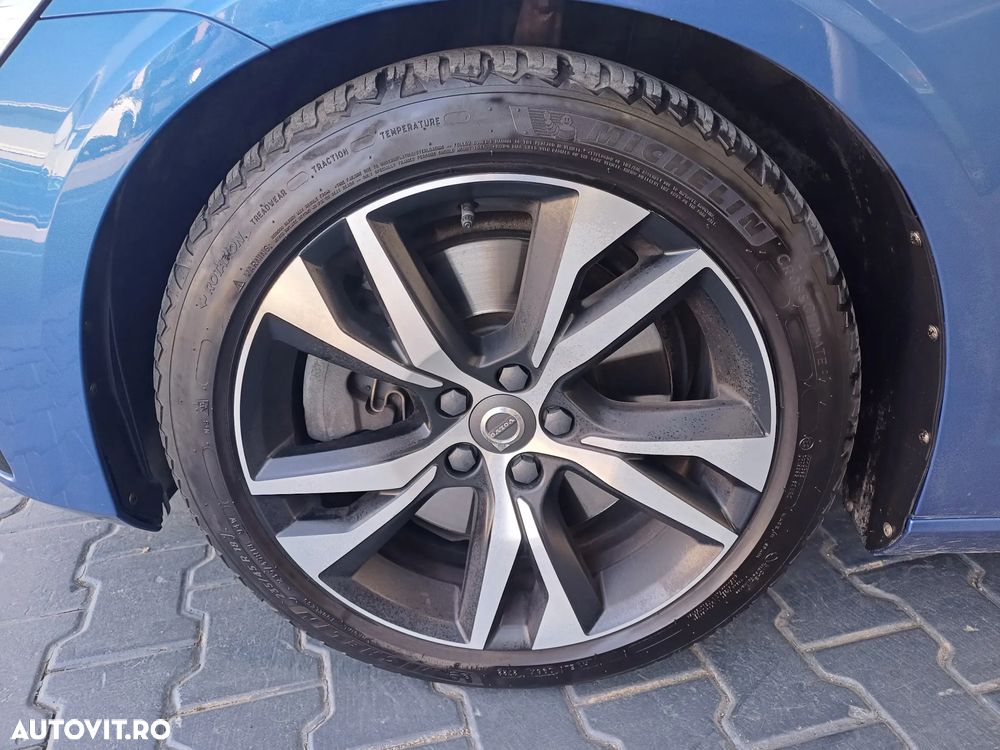 Volvo S60 B4 MHEV AT Plus Dark - 4