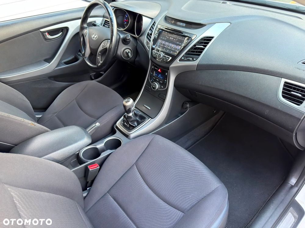 Hyundai Elantra 1.6 Comfort - 12