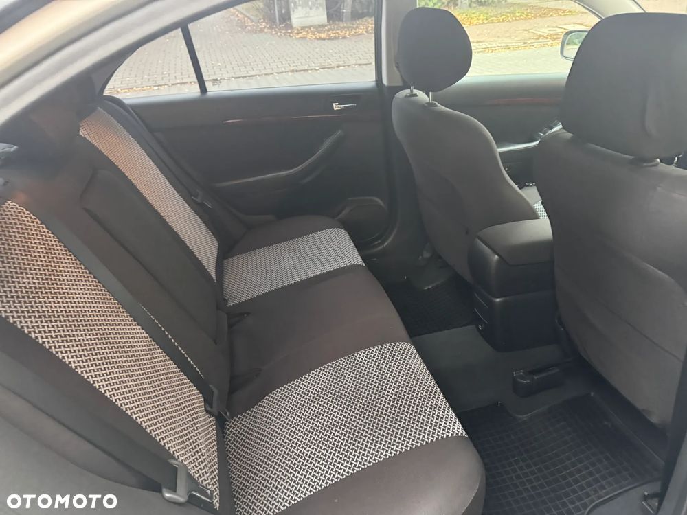 Toyota Avensis - 9