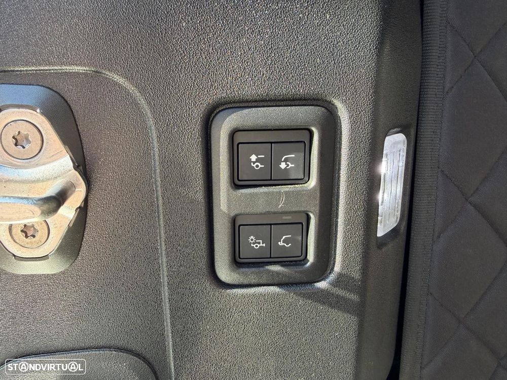 Land Rover Defender 2.0 D 110 AWD S - 17