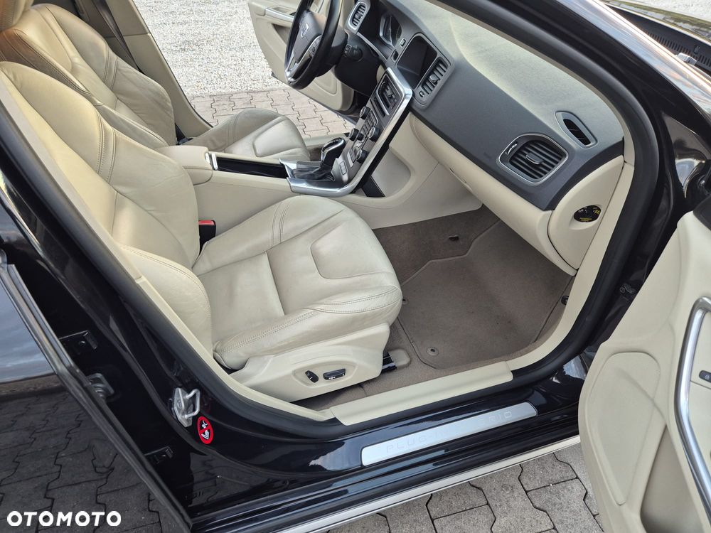 Volvo V60 D6 AWD Plug-in Hybrid Summum - 20