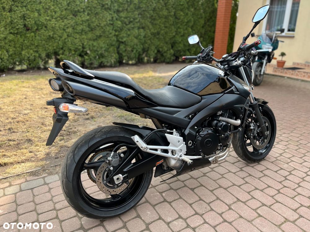 Suzuki GSR - 4