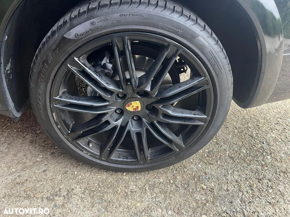 Porsche Cayenne 3.0 L - 4