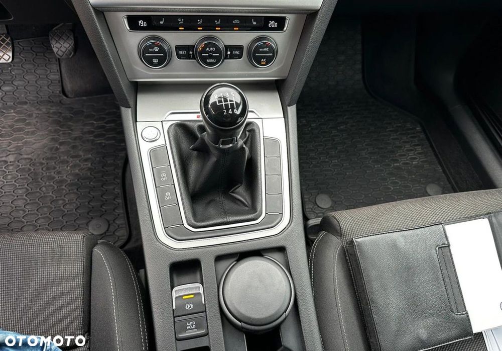 Volkswagen Passat - 17