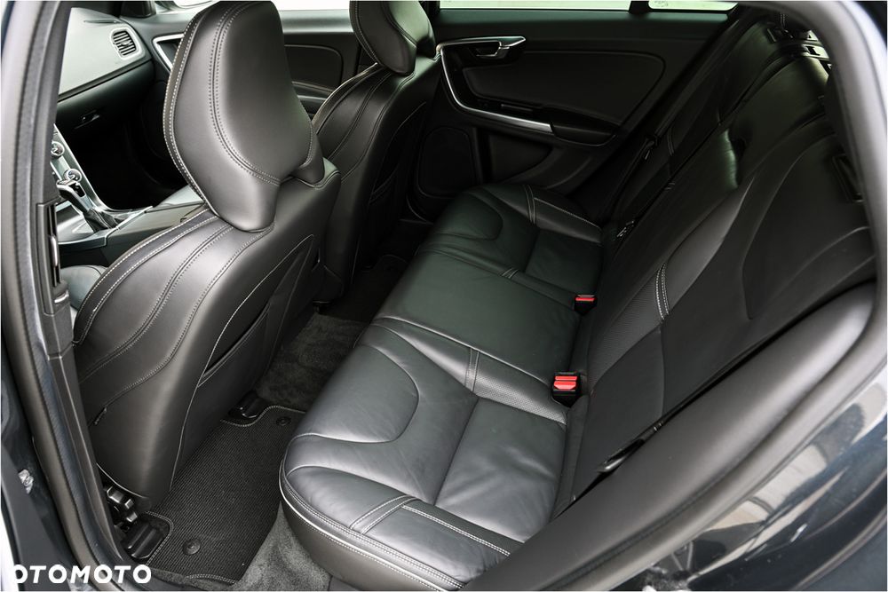 Volvo V60 D3 R-Design - 8