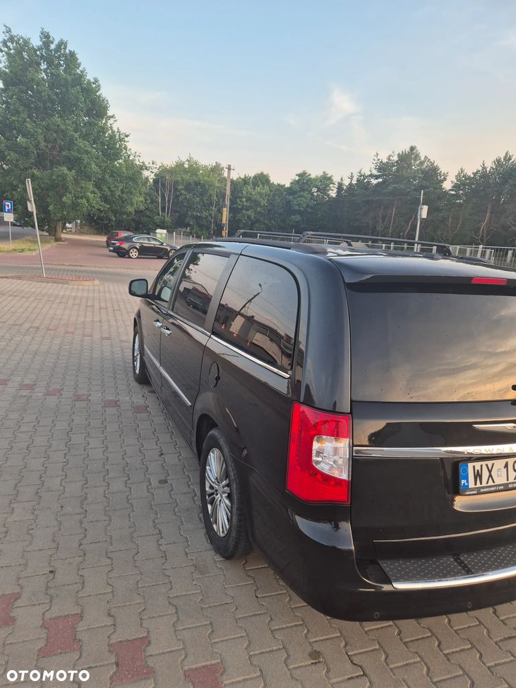 Chrysler Town & Country - 3