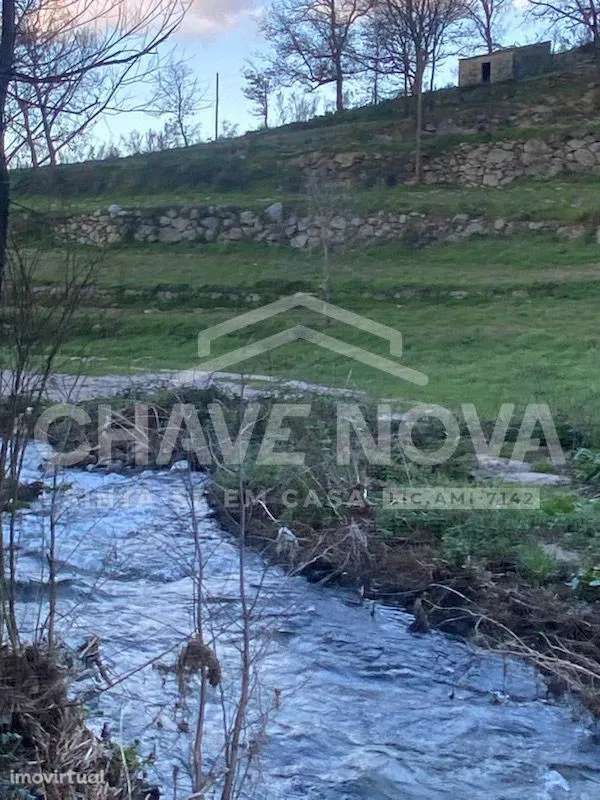 Terreno Rústico com Moradias para Recuperar - Grande imagem: 4/9