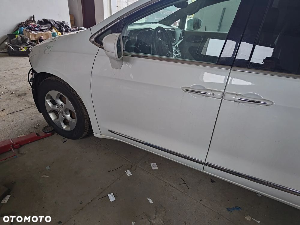 Chrysler Pacifica - 1