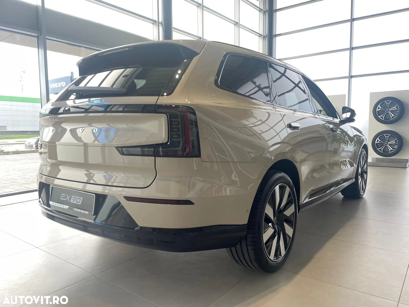Volvo EX90 - 5
