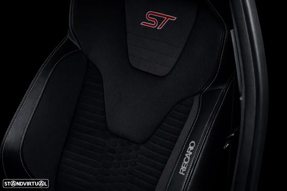 Ford Focus 2.0 EcoBoost ST c/ Pack Pele Desportiva - 17