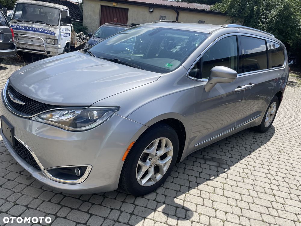 Chrysler Pacifica - 2