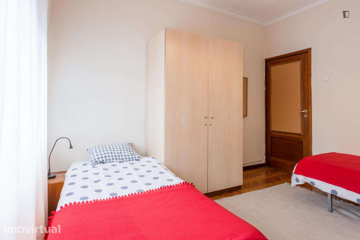 Quarto - localizado em Paranhos Porto - Grande imagem: 2/39
