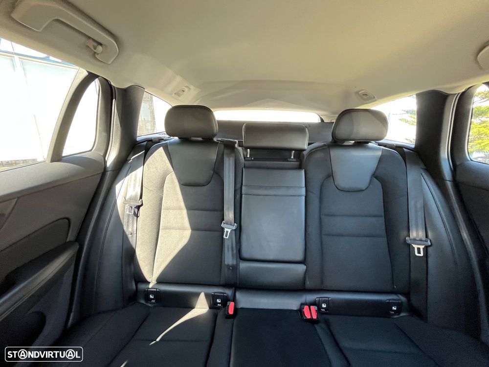 Volvo V60 2.0 D3 Momentum Plus - 51