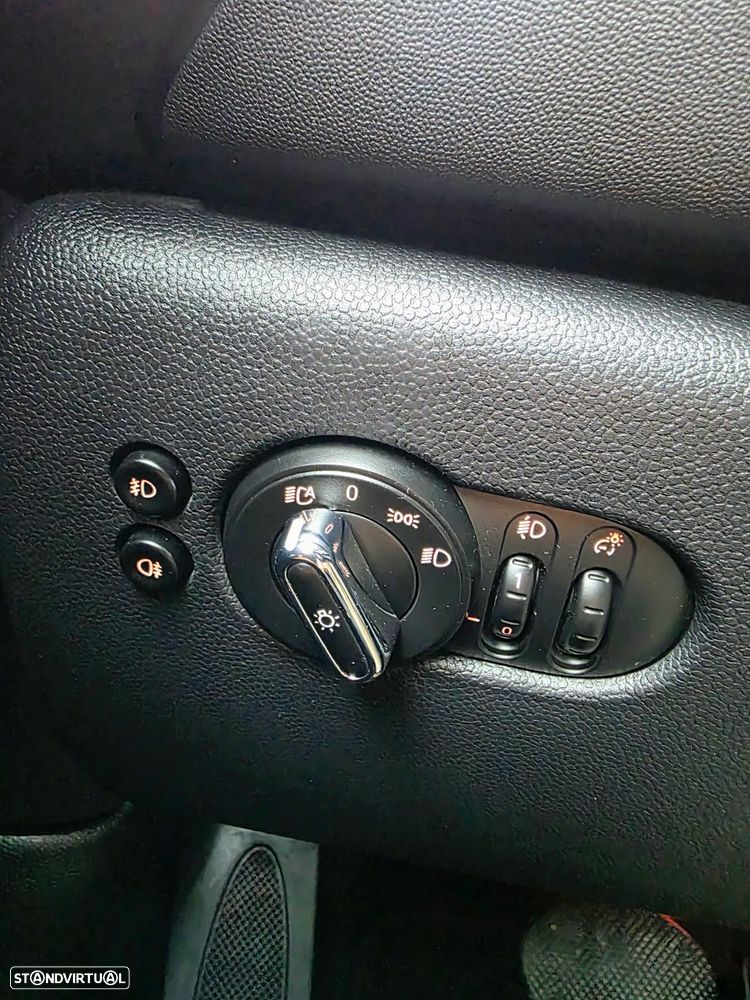 MINI 5 Portas Cooper D Auto - 33