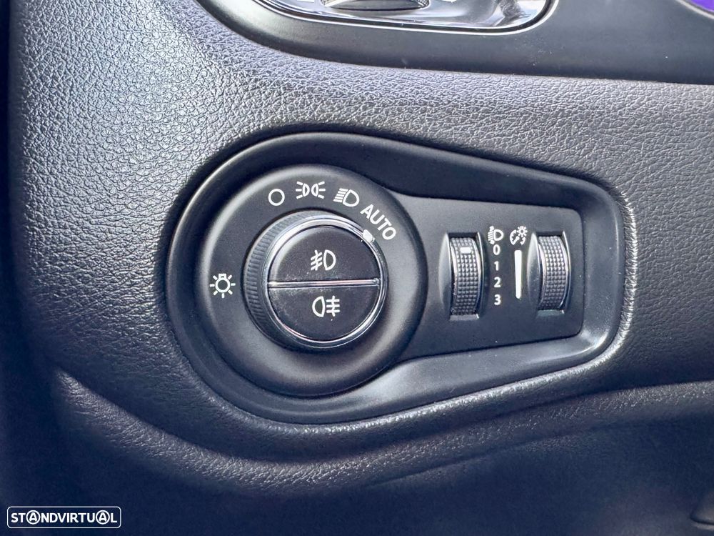 Jeep Renegade 1.6 MJD Night Eagle - 16