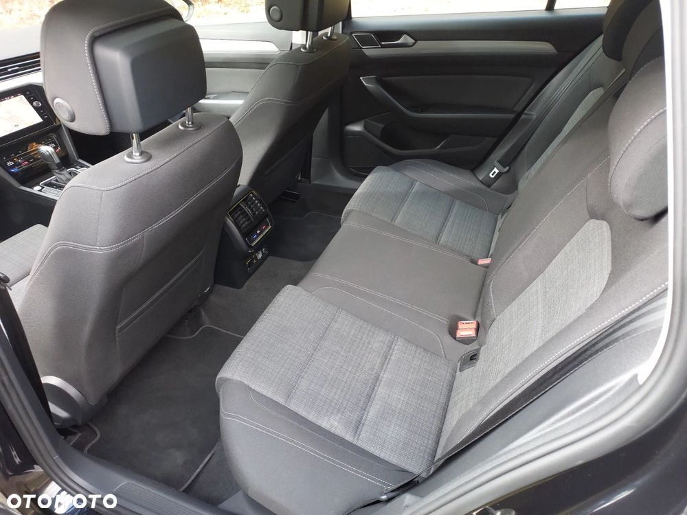 Volkswagen Passat Variant 2.0 TDI SCR DSG 4Motion Elegance - 13