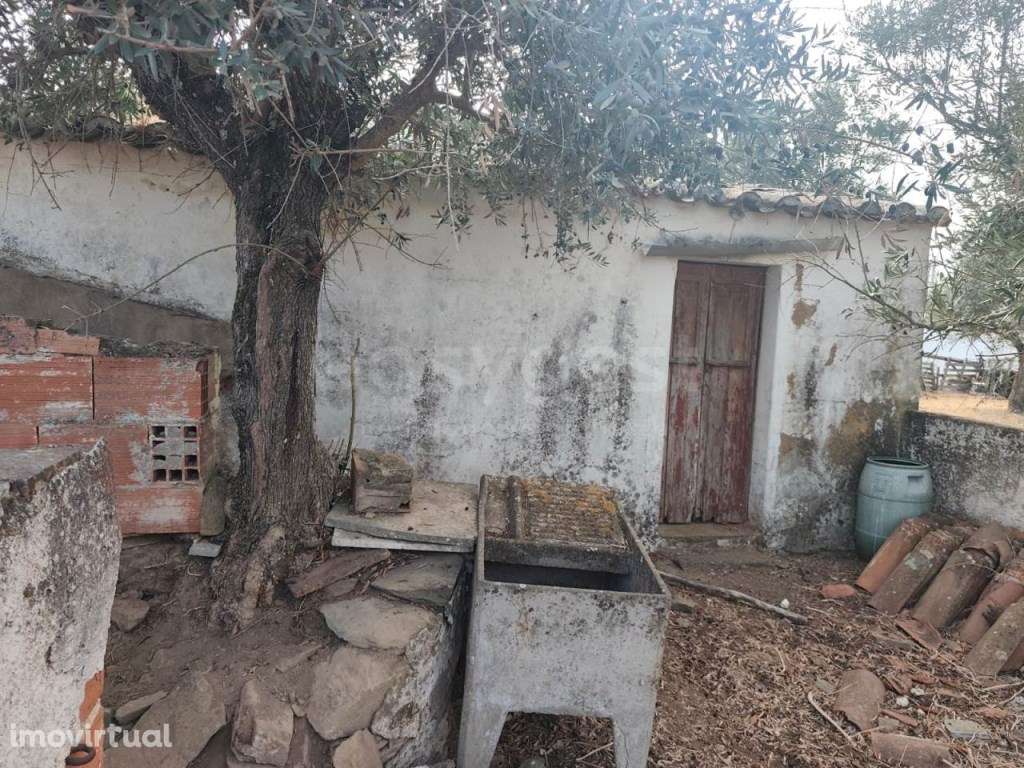 Moradia para Recuperar localizada em Aldeia dos Fernandes - Grande imagem: 4/26