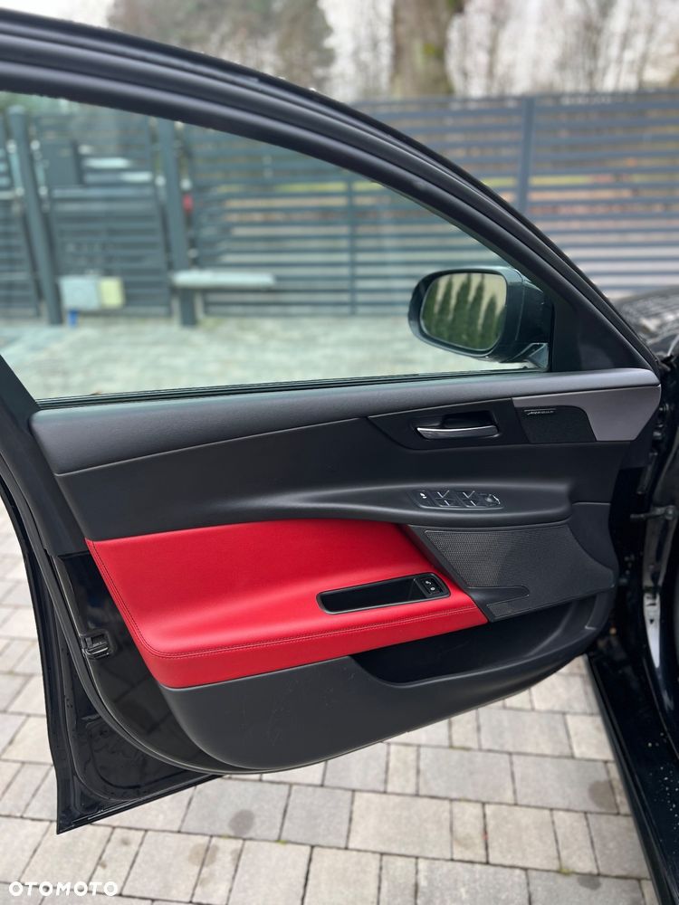 Jaguar XE 2.0 D R-Sport - 24