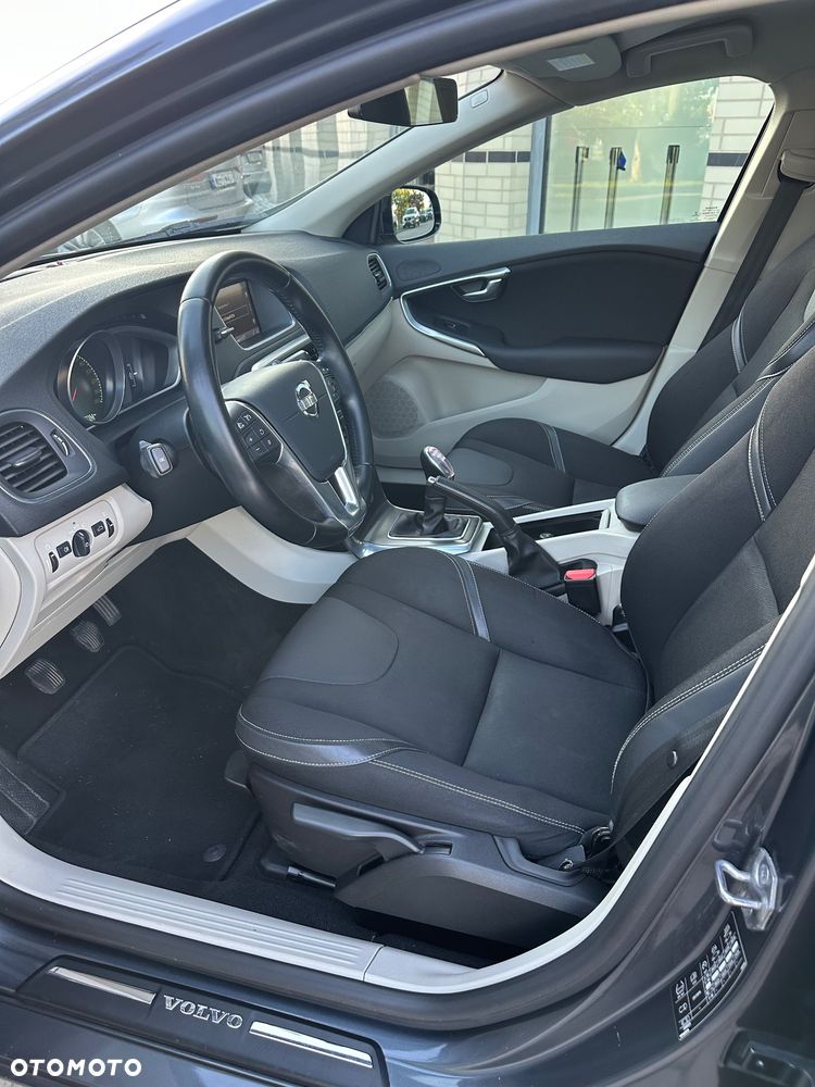 Volvo V40 D2 Momentum - 23