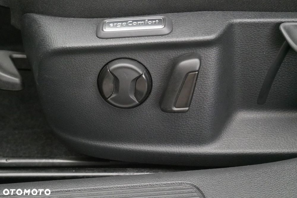 Volkswagen Passat Variant 2.0 TSI Business DSG - 27