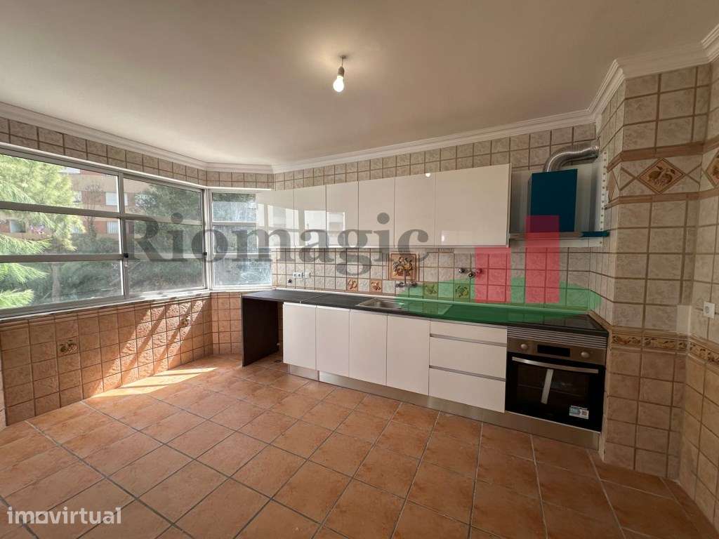 Apartamento T2 - Tapada das Mercês - Grande imagem: 4/27