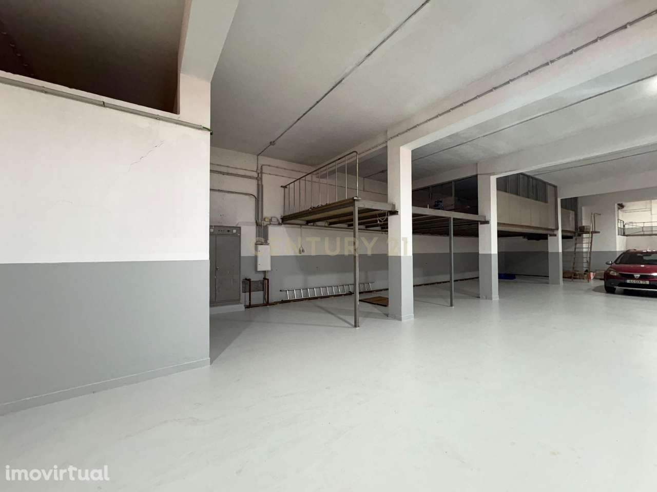 Armazém com 1.020 m2 à venda no centro de Casal de Cambra - Grande imagem: 5/52