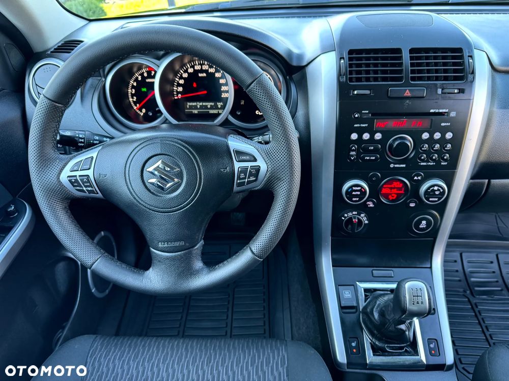 Suzuki Grand Vitara 2.4 De Luxe - 8