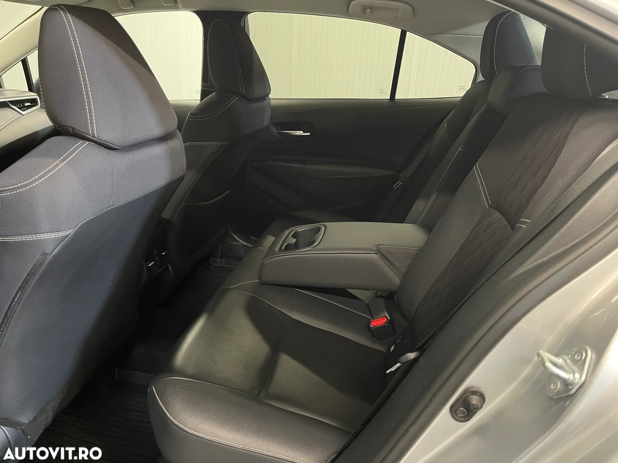 Toyota Corolla Sedan 1.8 HEV Exclusive - 11