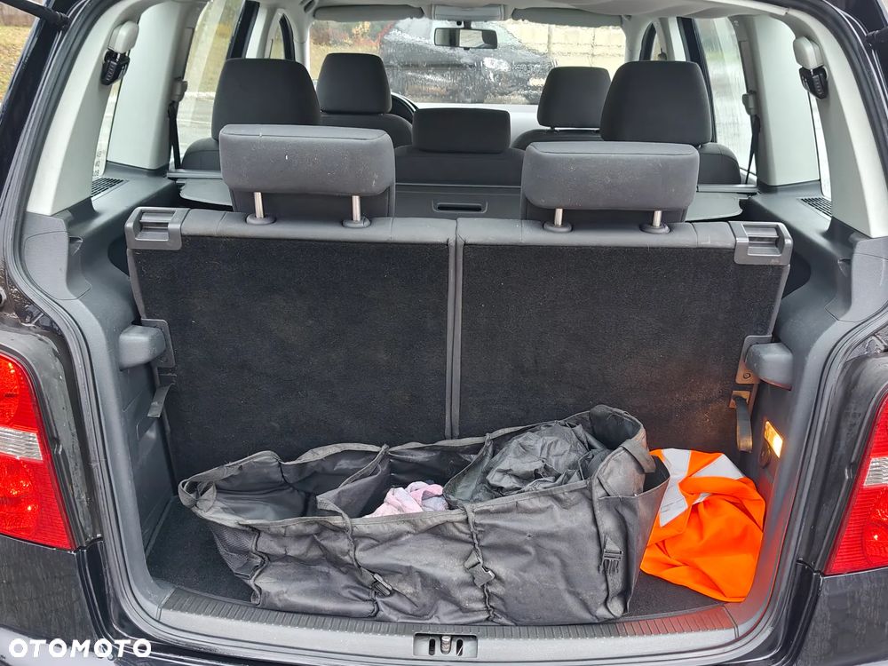 Volkswagen Touran 2.0 FSI Highline - 14