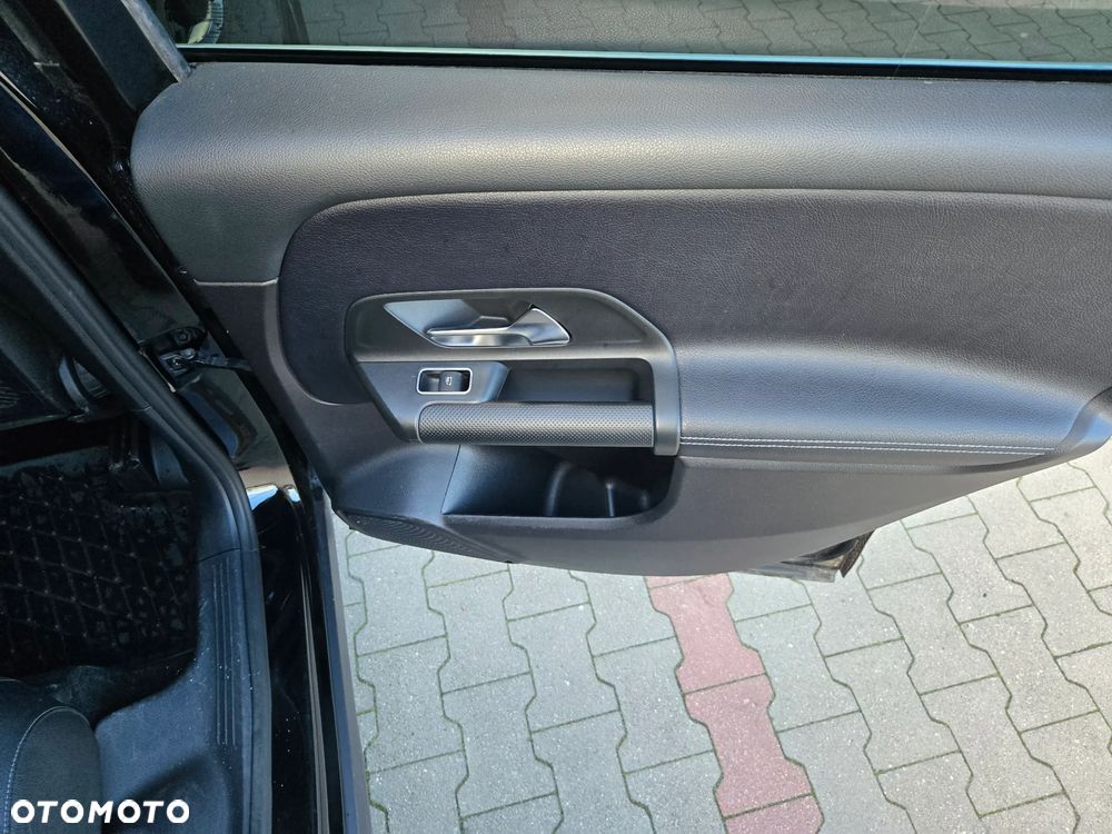 Mercedes-Benz GLB - 10