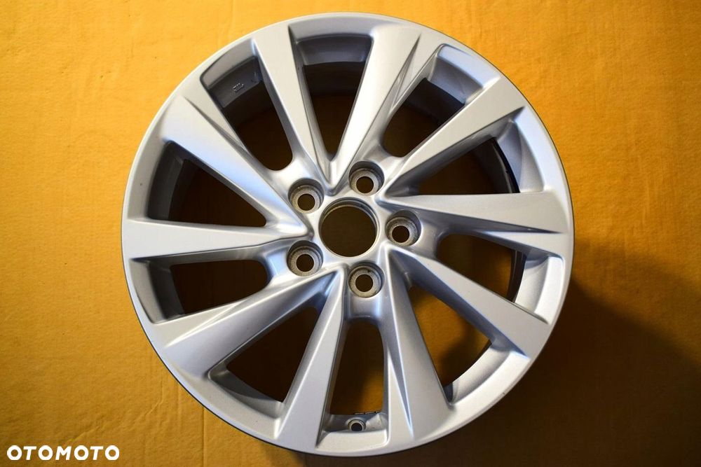 TOYOTA 17 Camry Nowy Model Oryginał Ładna - 1