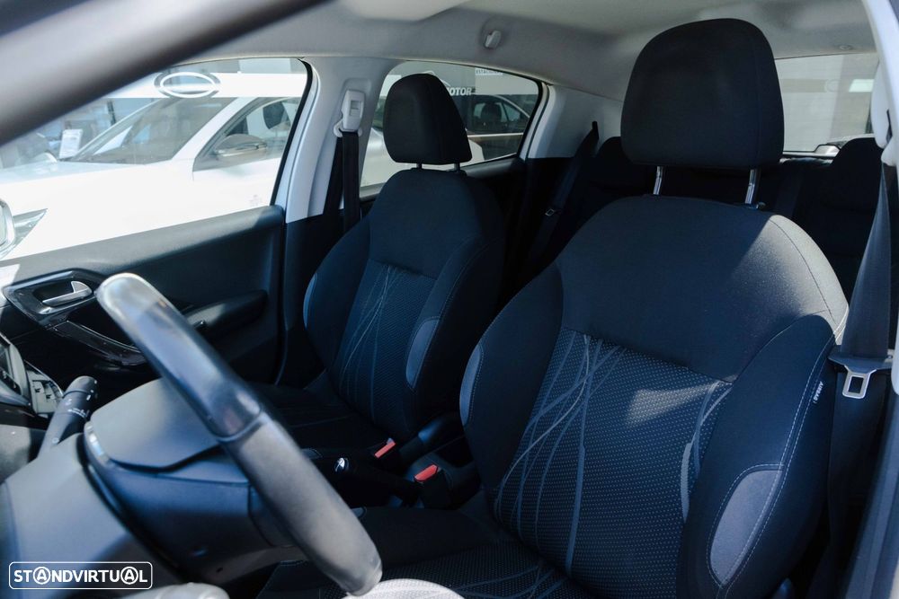 Peugeot 208 1.4 HDi Active — fotografia 9