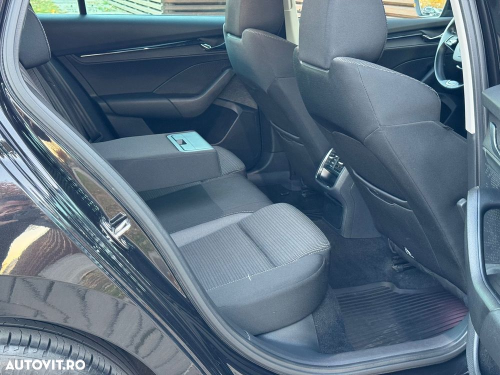 Skoda Octavia Combi 2.0 TDI Sportline - 11