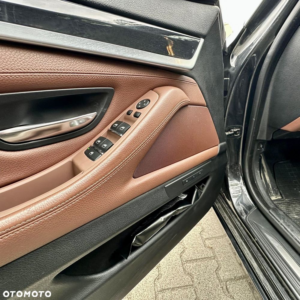 BMW Seria 5 530d xDrive - 14