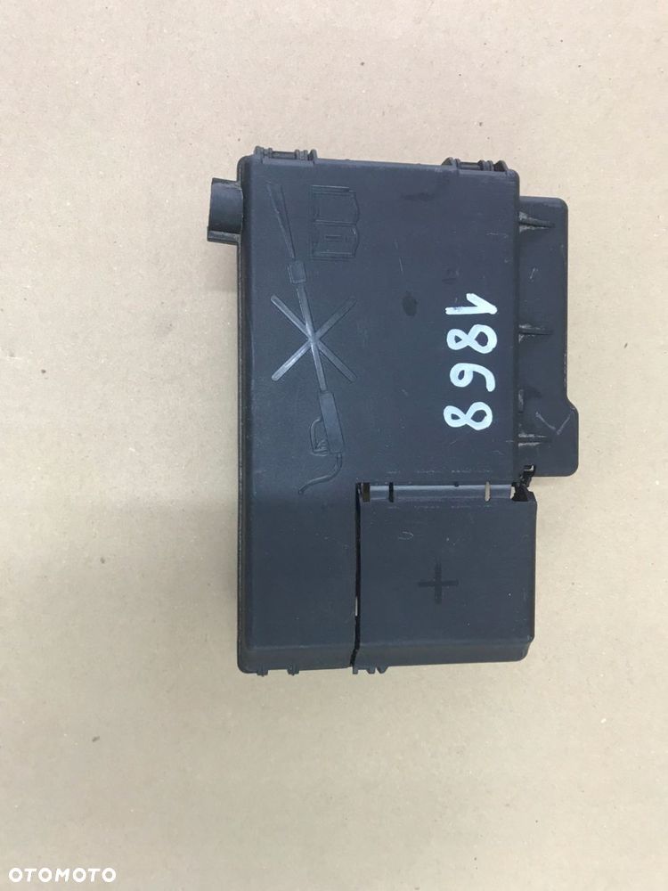 KLEMA SKRZYNKA BEZPIECZNIKÓW NA AKUMULATOR MERIVA II B 13354391