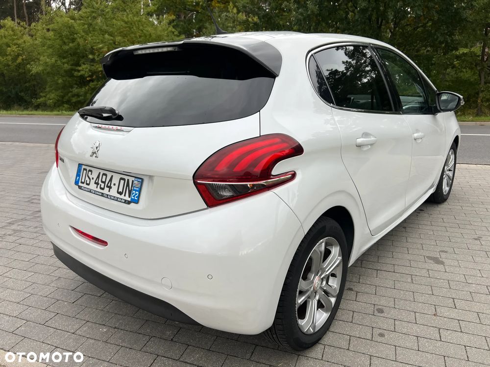 Peugeot 208 - 8