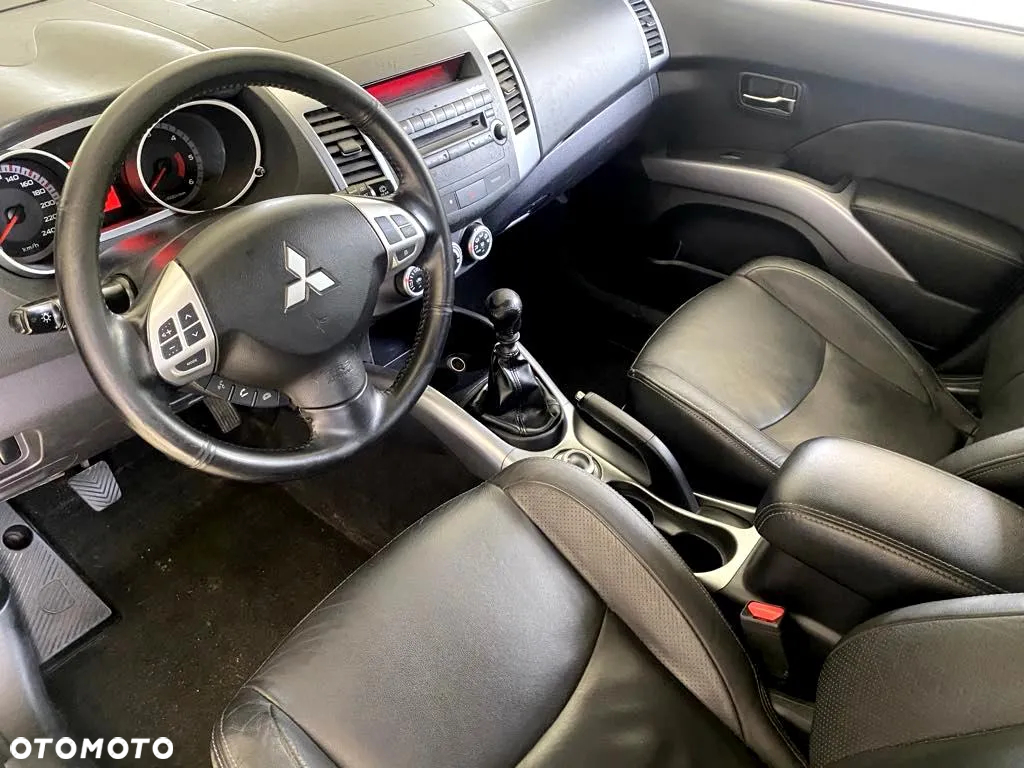 Mitsubishi Outlander 2.0 DID Instyle NAVI - 24